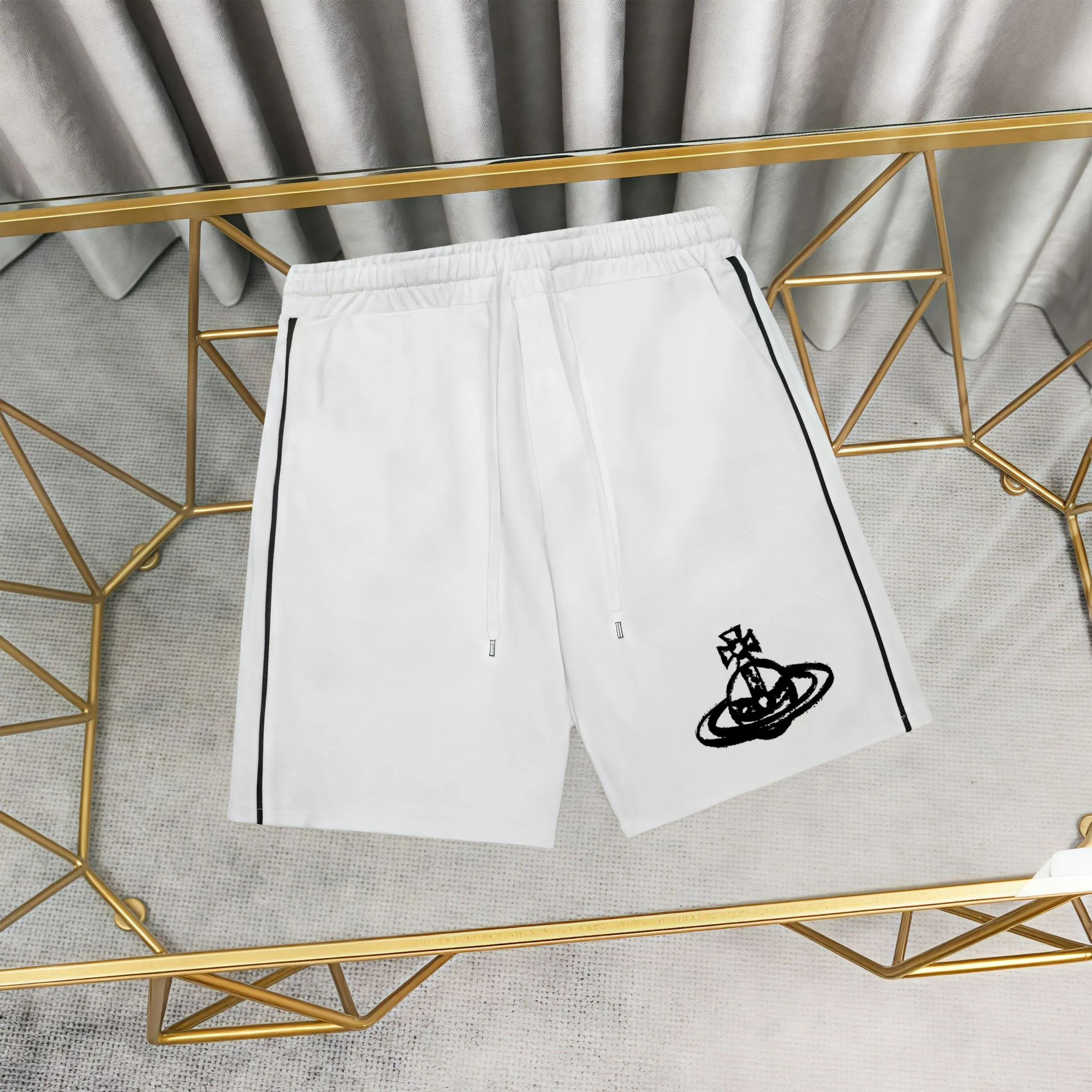 105 Vivienne Westwood Queen Mother printed cotton sweatpants shorts 1:1 pair of fabrics High gram terry weight 100% pure cotton Pre-shrunk 1×1 double yarn will not deform for a lifetime Men's and women's Same Style Official website details Letter logo printing Complete three labels Moisture-proof paper Differentiated market currency Feel free to compare OXS version Maximum wearable No pressure The upper body is comfortable and stylish Color: Black, White Size：XS-L